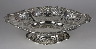Lote 743: FRUTERA DE FORMA OVAL DE PLATA INGLESA SELLADA. FRUTERA DE FORMA OVAL DE PLATA INGLESA SELLADA.