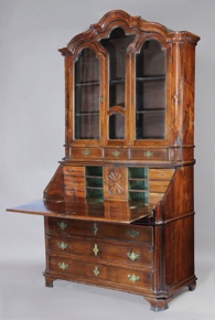 Lote 392: ANTIGUA COMODA SECRETAIRE PORTUGUESA CON VITRINA EN ALZADA. ANTIGUA COMODA SECRETAIRE PORTUGUESA CON VITRINA EN ALZADA.
